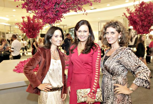 Silvia Pires (à esq.), gerente de Marketing do ParkShoppingBarigüi, e Irene Bizinelli (à dir.), gerente da joalheria Bergerson, com a primeira-dama do Clube Curitibano, Maria Cristina Miró, na abertura da exposição de fotos das debutantes do clube, na Praça de Eventos do shopping | Julio Cesar Souza