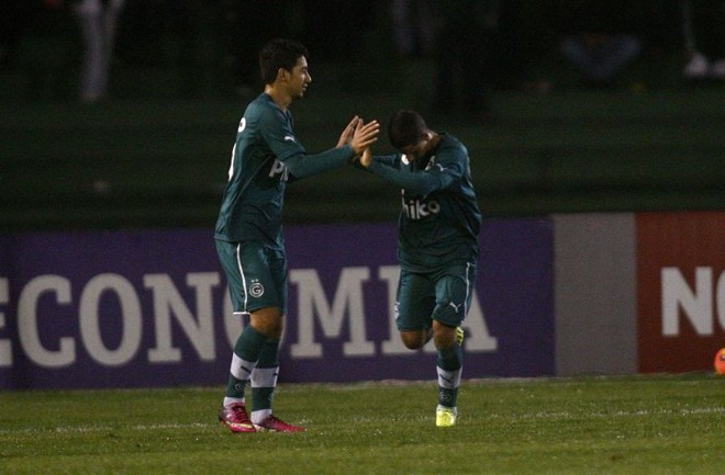 Roni comemora com Renan Oliveira um dos gols do Goiás |