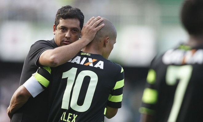 Alex comemora gol com o técnico Marquinhos Santos |