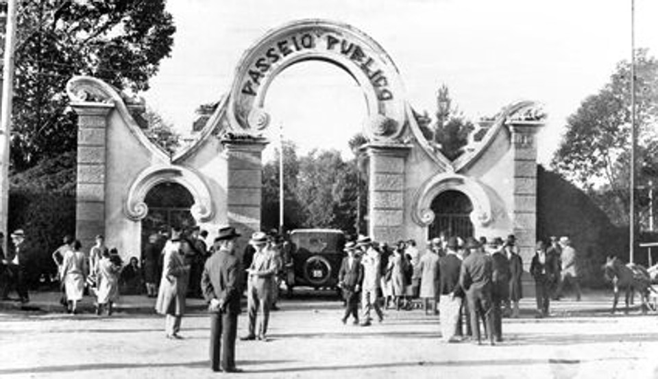 O portão do Passeio Público, sugestão em 1912 do arquiteto Eduardo Chaves, que fazia parte da Comissão de Melhoramentos de Curitiba, ao prefeito Cândido de Abreu tendo como modelo o portão do Cemitério de Cães de Paris. O portão do Passeio em foto de 1930 e o de Paris, na atualidade | Acervo Cid Destefani