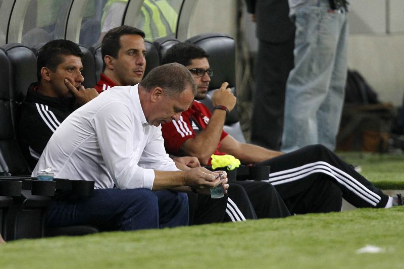 Mano Menezes cabisbaixo durante a derrota do Flamengo para o Atlético no Maracanã | Wagner Meier / Agif / Folhapress