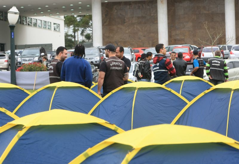 Acampados no Centro Cívico, agentes penitenciários não descartam greve geral | Aniele Nascimento/Gazeta do Povo