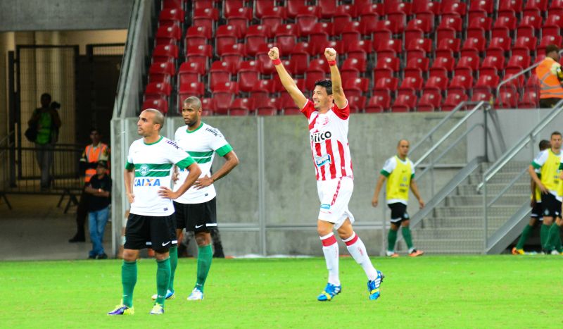 Oliveira celebra o primeiro gol do Náutico contra o Coxa | Wagner Damasio / Frame / Folhapress