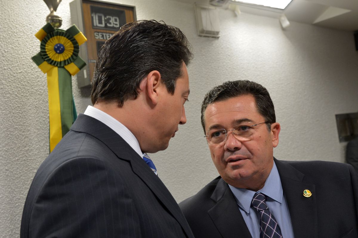 O relator do texto no Senado, Sérgio Souza (PMDB-PR, à esquerda), criticou o adiamento da votação da proposta | Wilson Dias/ABr