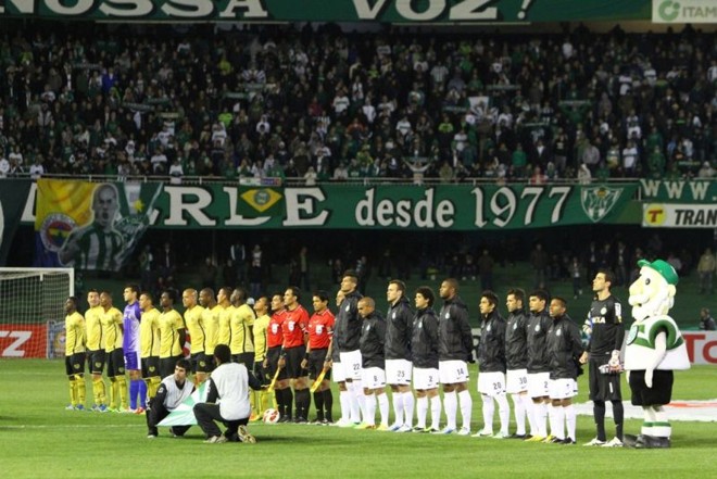 Coritiba e Itagüí alinhados antes do jogo | 