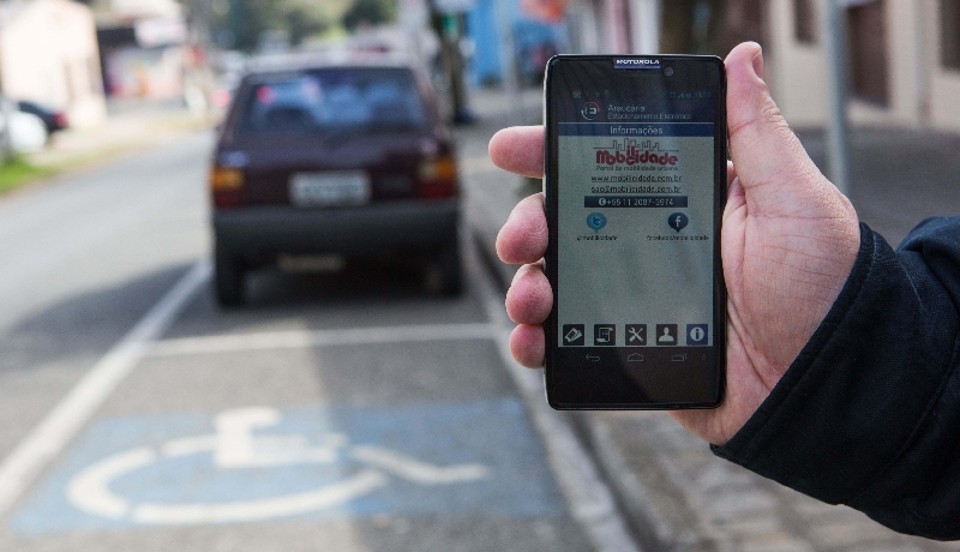 Usuários podem cadastrar até cinco placas e o pagamento é feito com cartão de crédito | Brunno Covello/Gazeta do Povo