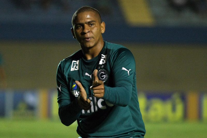 Walter marcou os dois gols do Goiás sobre o Grêmio e chegou a oito no Brasileiro | Randes Nunes / Fotoarena / Folhapress