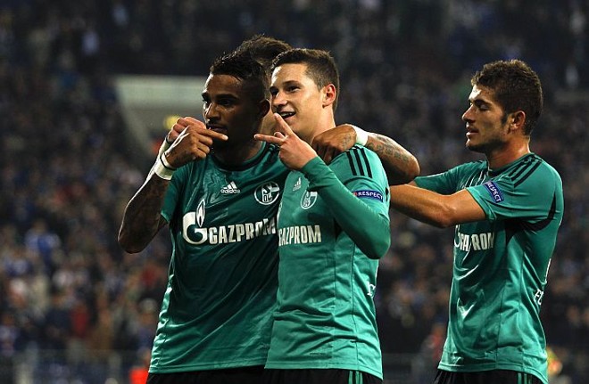 Kevin Prince Boateng e Julian Draxler comemoram vitória do Schalke 04 sobre o Steua Bucareste | 