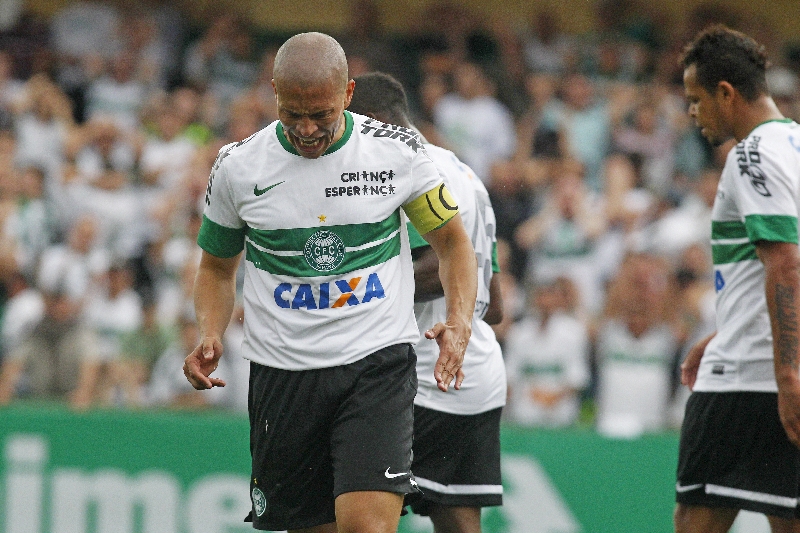 Alex dá uma bronca em Geraldo. Na melhor chance, angolano atrapalhou o camisa 10 | Antonio More/ Gazeta do Povo