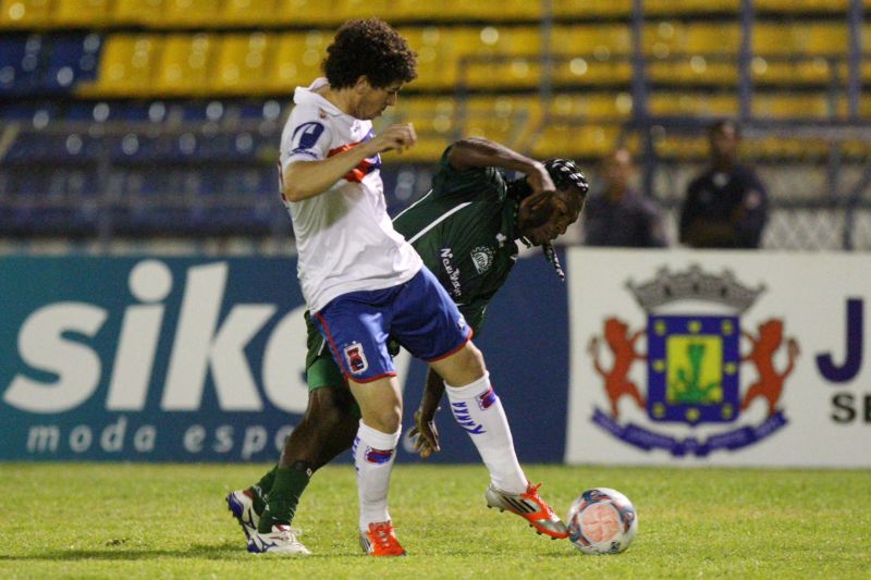 Welington, autor do primeiro gol do Paraná, disputa jogada com Geraldo, do Icasa | Miseria.com / Futura Press