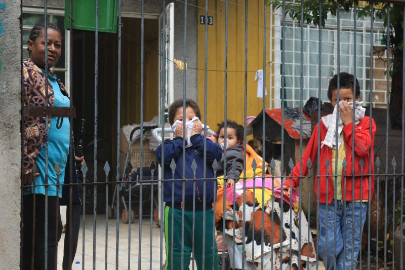 Moradores da região do Tatuquara e do CIC sofrem com a fumaça originada no incêndio | Aniele Nascimento/Agência de Notícias Gazeta do Povo