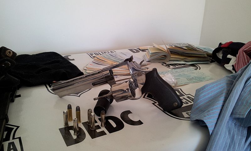 Durante o cumprimento de mandados de prisão e de busca e apreensão, policiais encontraram 90 gramas de crack na casa onde os três presos estavam | Polícia Civil / Divulgação