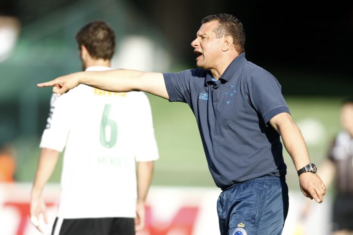 Celso Roth (na foto no comando do Cruzeiro contra o Coxa em 2012) não aceitou proposta de curto prazo para assumir o Alviverde | Henry Milleo / Gazeta do Povo