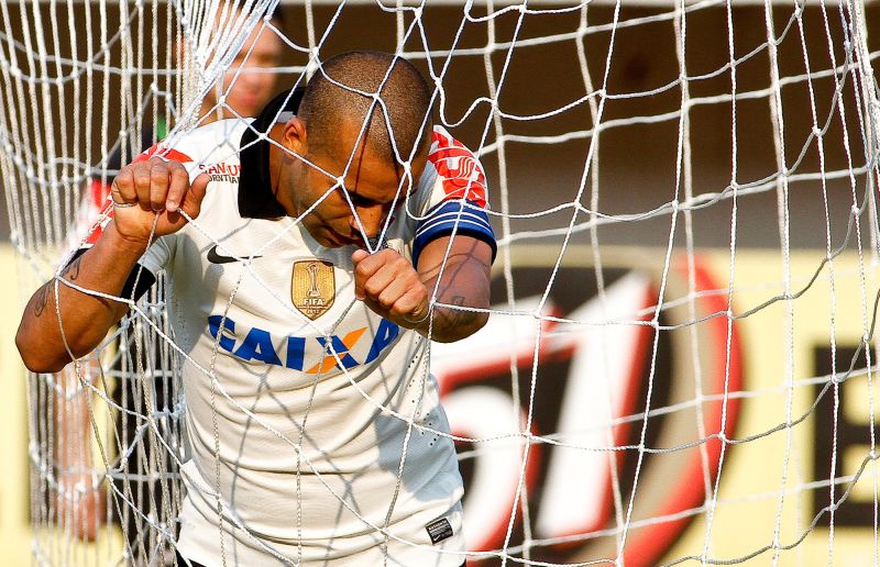 Emerson lamenta a péssima partida realizada pelo Corinthians | Rodrigo Coca / Fotoarena / Folhapress