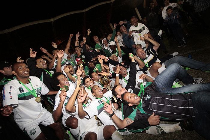 Jogadores do Metropolitano comemoram o título da Divisão de Acesso do Paranaense | Ivan Amorim / Gazeta do Povo