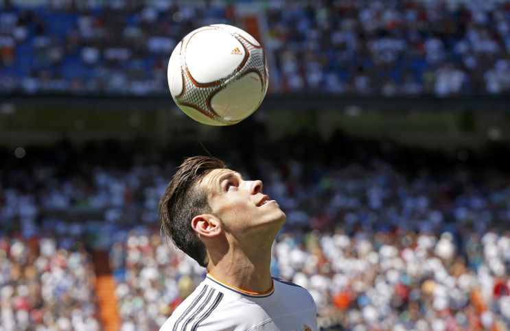 Gareth Bale na apresentação para a torcida do Real Madrid, no Estádio Santiago Bernabéu | Paul Hanna / Reuters