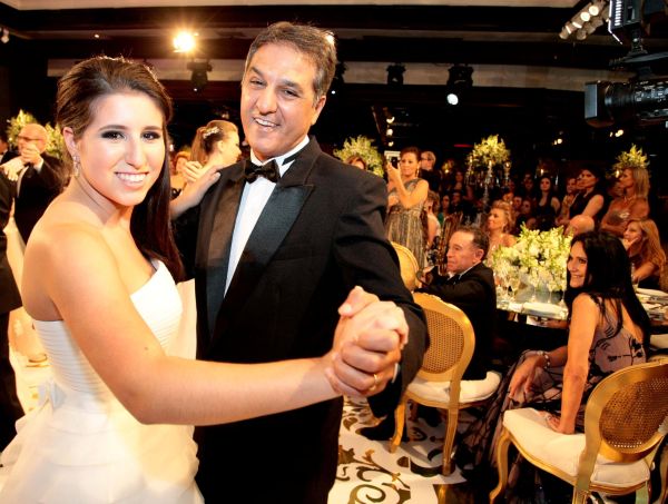 O secretário estadual de Infraestrutura e Logística, Pepe Richa, não escondia a felicidade ao conduzir a filha Vitória na valsa do baile de debutantes do Graciosa Country Club, sábado à noite. Ao lado deles, o presidente do clube, João Carlos Ribeiro, e a produtora do evento, Ilse Lambach (sentados), observavam atentos a movimentação | Fotos: Jader da Rocha