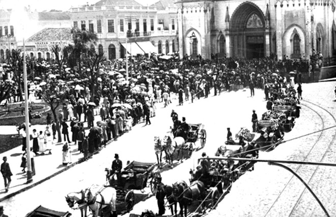 ... parou na Catedral, onde aconteceu um ofício fúnebre... | 