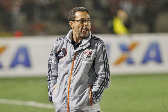 O técnico do Fluminense, Vanderlei Luxemburgo, durante o empate com o Atlético | 