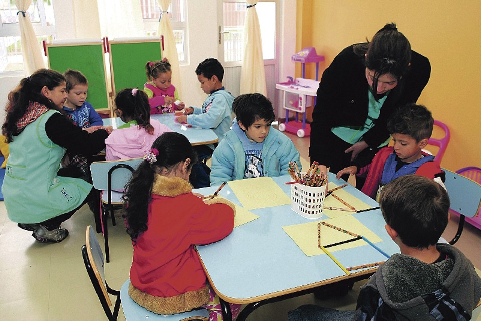 Crianças em fase de adaptação no Centro Municipal de Educação Infantil Isis Sanson Monte Serrat: hábitos antigos devem ser modificados gradualmente | Aniele Nascimento / Gazeta do Povo