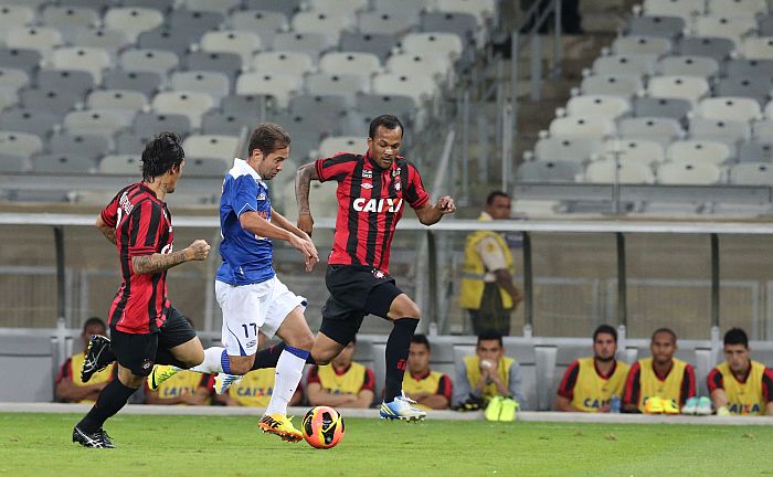 João Paulo e Roger na marcação de Everton Ribeiro: Mancini elogiou a postura do Atlético na derrota para o Atlético | Rodrigo Clemente / EMD.A Press