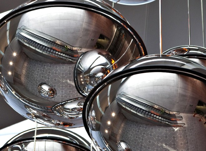 Globos na cabeça: As pessoas que passarem pela Rua XV de Novembro devem ficar atentas para a instalação Al in One One in All, da artista sueca Gunilla Klinberg. Formada por grandes globos espelhados, a instalação será uma espécie de 