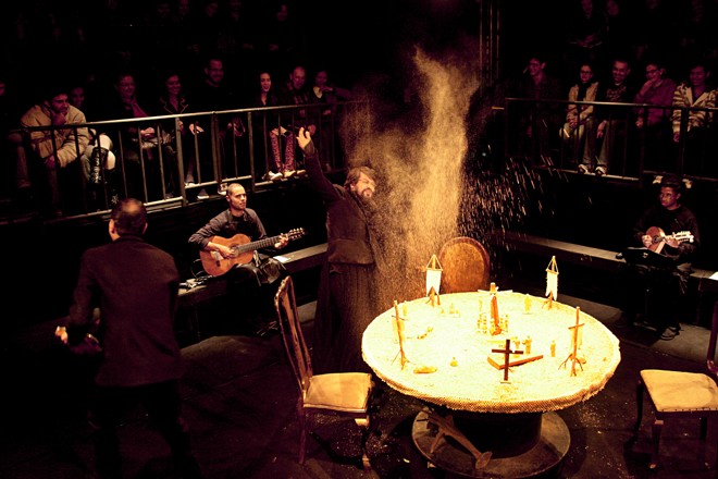 Com bonecos de madeira,