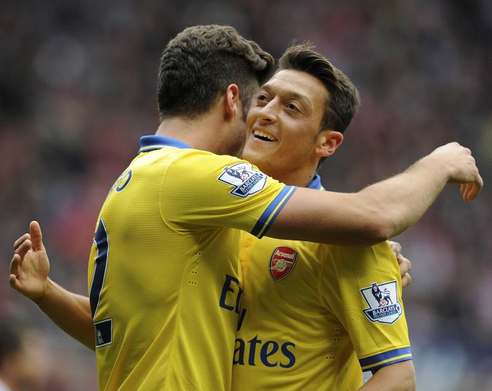 Giroud agradece a Özil o passo que resultou no primeiro gol do Arsenal na partida | Reuters