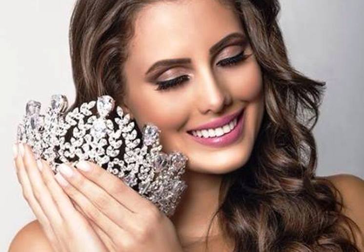 A história de Isis nos concursos começou a ser escrita em outubro de 2012, quando ela venceu o Miss Maringá aos 20 anos | Tiago Lopes / Divulgação