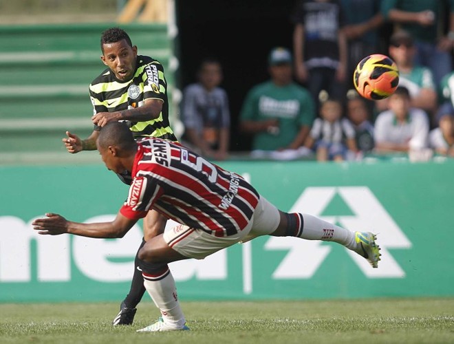 Vitor Júnior finaliza contra o gol são-paulino |