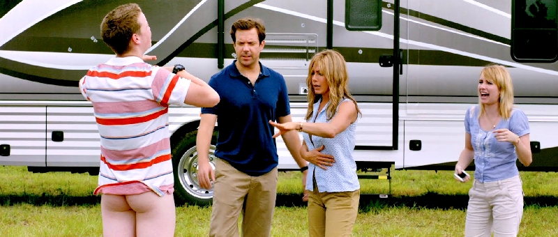 David (Sudeikis) e Rose (Jennifer Aniston) tentam cuidar do filho após um ferimento insólito | Divulgação