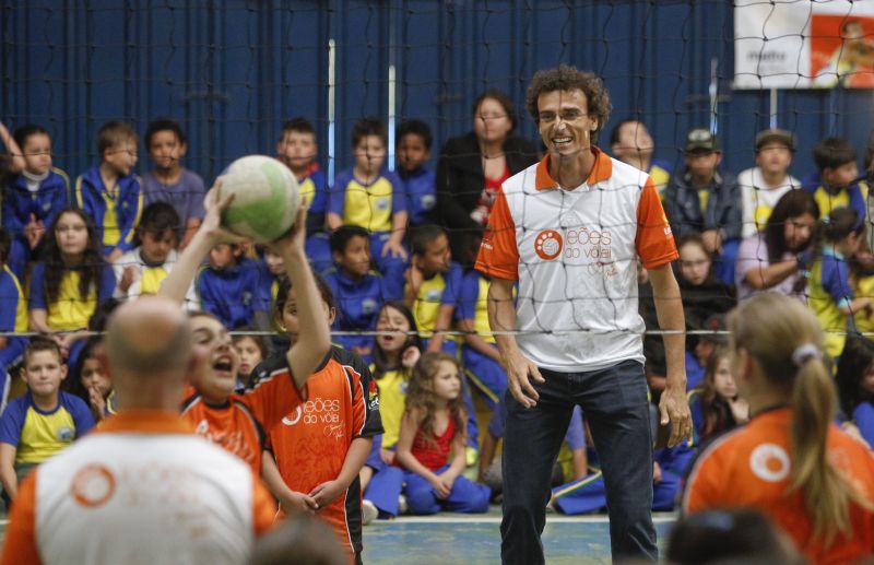 Emanuel participa de brincadeira com as crianças do projeto Leões do Vôlei, do qual é padrinho ao lado do curitibano Giba | Daniel Castellano/Gazeta do Povo