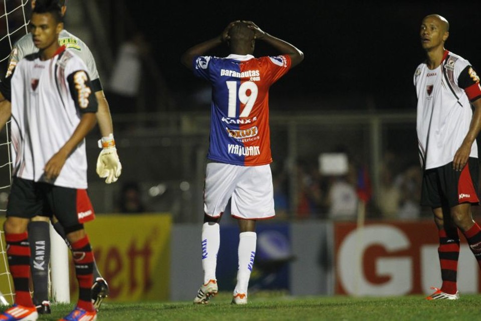 Reinaldo lamenta lance perdido em derrota paranista | Felipe Rosa / Tribuna