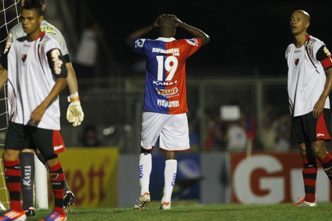 Reinaldo lamenta lance perdido em derrota paranista | 