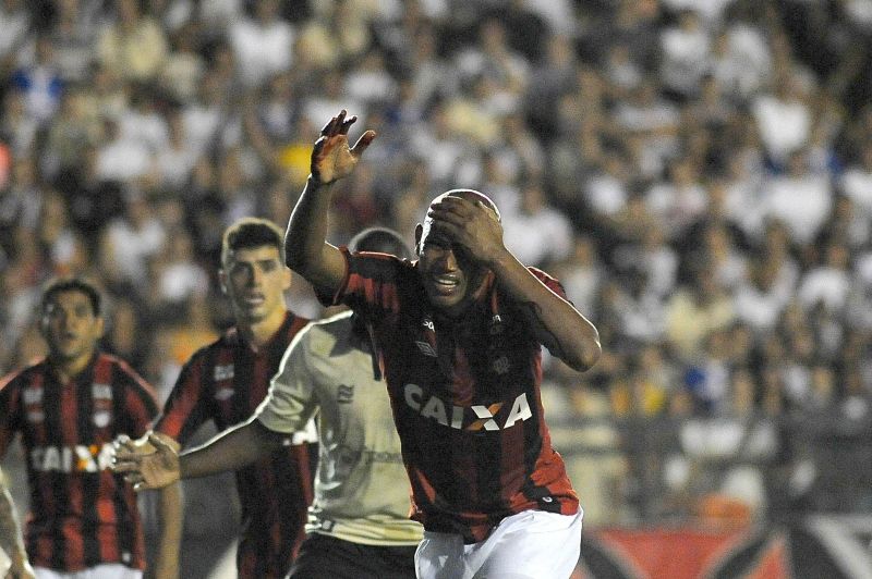 Zagueiro atleticano Luiz Alberto teve de deixar a partida por causa de um corte na cabeça | Bruno Turano / Eleven / Folhapress