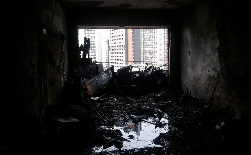 O apartamento ficou completamente destruído por causa do fogo. Foto enviada pela leitora Sue Ellen Fonseca, que mora no apartamento ao lado do que foi destruído | Sue Ellen Fonseca/Arquivo pessoal