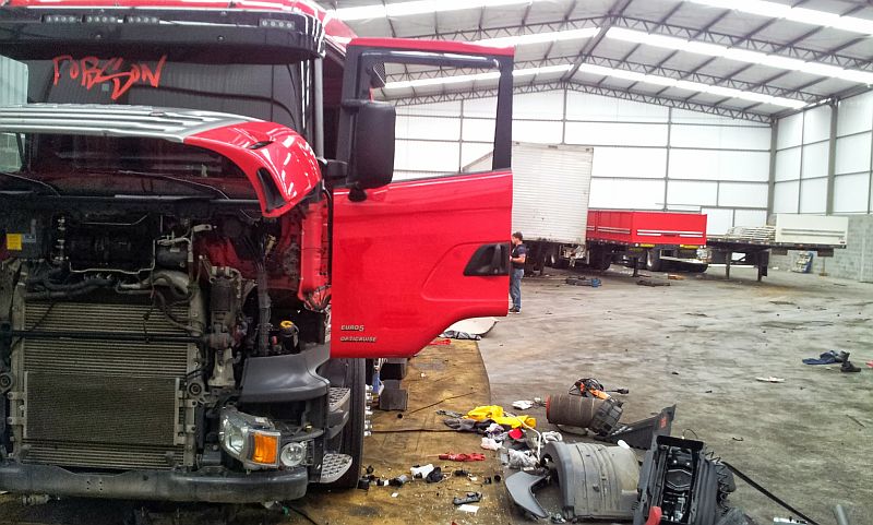 Horas depois de ser roubado, caminhão já estava em fase de desmonte | Divulgação/Polícia Civil