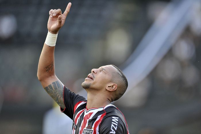 Antonio Carlos comemora o gol que marcou na vitória do São Paulo por 2 a 0 sobre o Vasco fora de casa. | Fabio Castro / AgifFolhapress