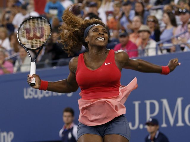 Ao fim da difícil disputa pelo título do US Open, Serena comemora pulando ao seu estilo. | Mike Segar/Reuters