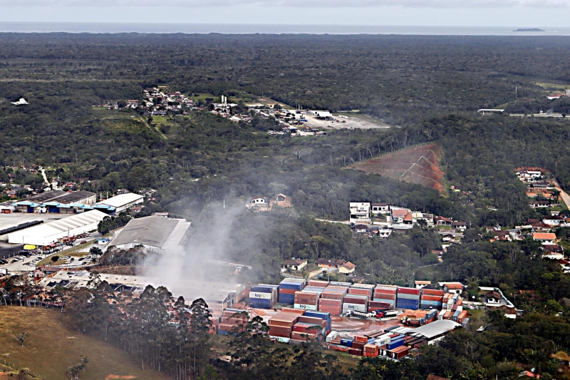 Rescaldo: nuvem tóxica se dissipou na tarde de ontem | Albari Rosa /Gazeta do Povo