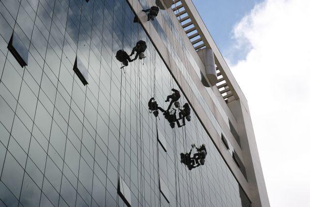 Trabalhadores lavam as janelas do Tribunal de Justiça nesta terça-feira | Ivonaldo Alexandre / Gazeta do Povo