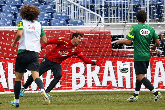 Técnico da seleção garante que Julio Cesar estará na Copa de 2014 | Brian Snyder / Reuters