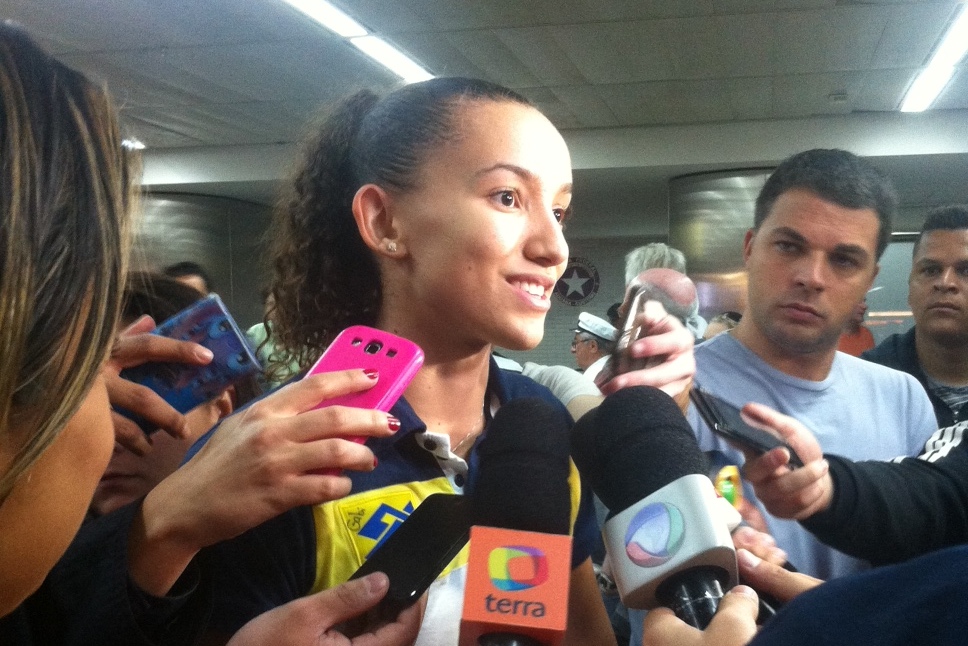 A jovem Gabi é assediada pela imprensa durante o desembarque da seleção em São Paulo | Clarissa Laurence / CBV