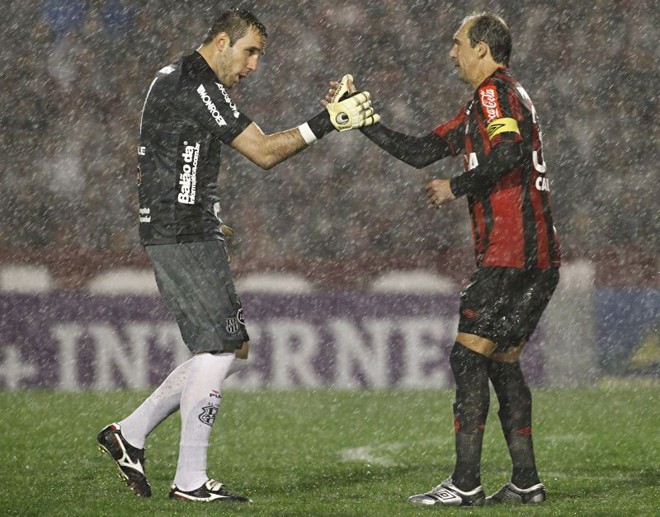 Paulo Baier cumprimenta o goleiro Roberto, da Ponte Preta |