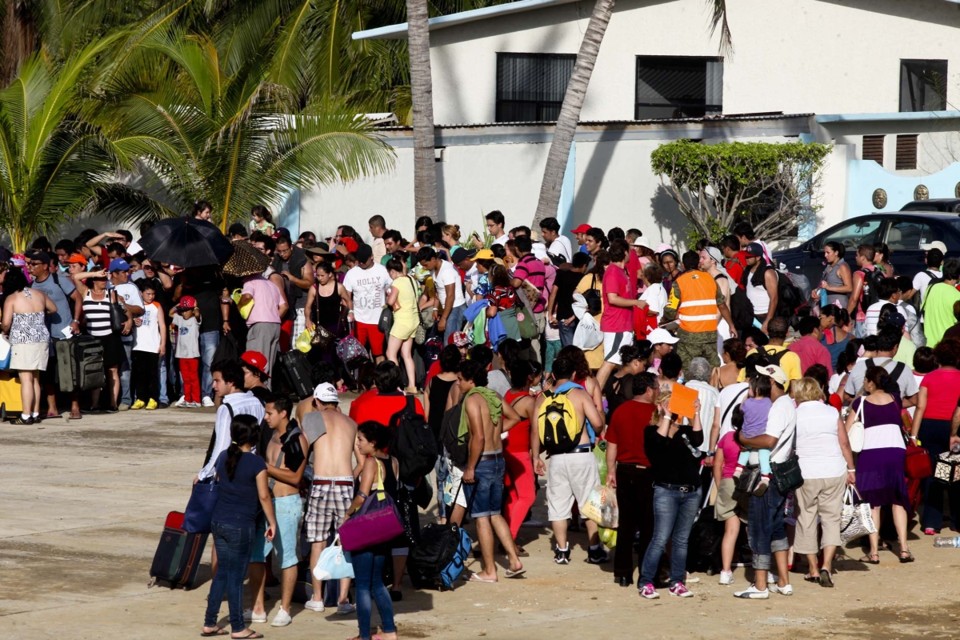 Pessoas formam fila para serem evacuadas de Acapulco no México | Reuters/Camilo Martinez