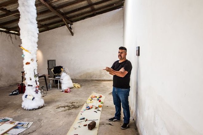 Costa retirou uma caçamba de entulhos que tomavam o espaço para montar a galeria. |