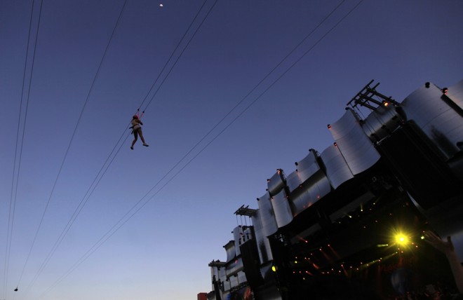 Os fãs, além aproveitar as atrações musicais, também puderam curtir a tirolesa, uma das diversas atividades disponibilizadas no espaço |