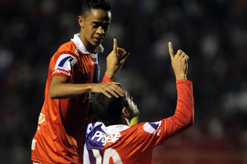 Ajoelhado, Fernando Gabriel é cumprimentado por Felipe Amorim após fazer o gol da vitória paranista sobre o ABC | Walter Alves / Gazeta do Povo