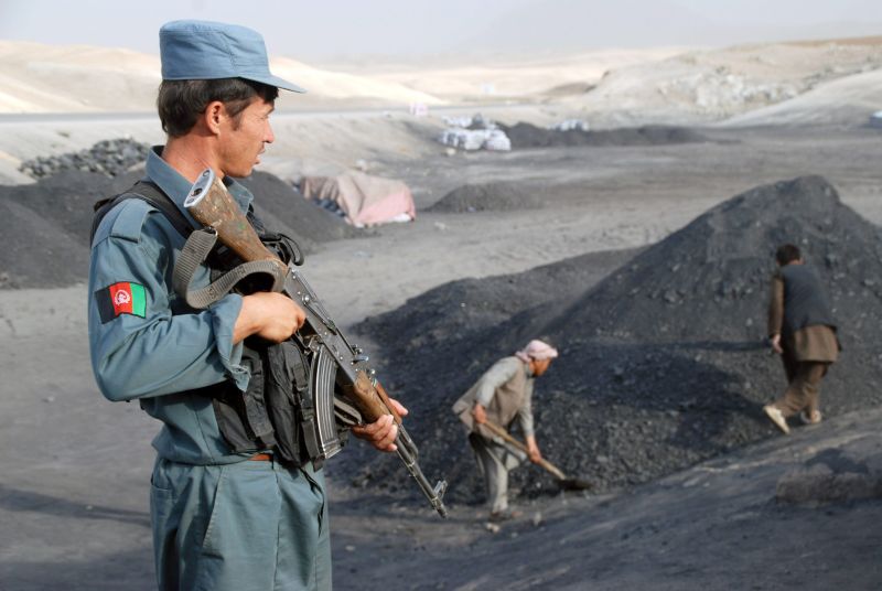 Policial afegão fica de guarda próximo ao local onde houve o desabamento de uma mina de carvão, onde cerca de 60 trabalhadores ficaram presos | EFE/EPA/SAYED MUSTAFA