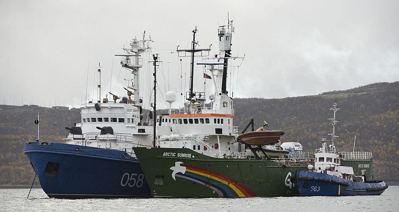 O navio do Greenpeace Arctic Sunrise está ancorado no porto da cidade russa de Murmansk. Tripulantes estão presos | REUTERS/Dmitri Sharomov/Greenpeace
